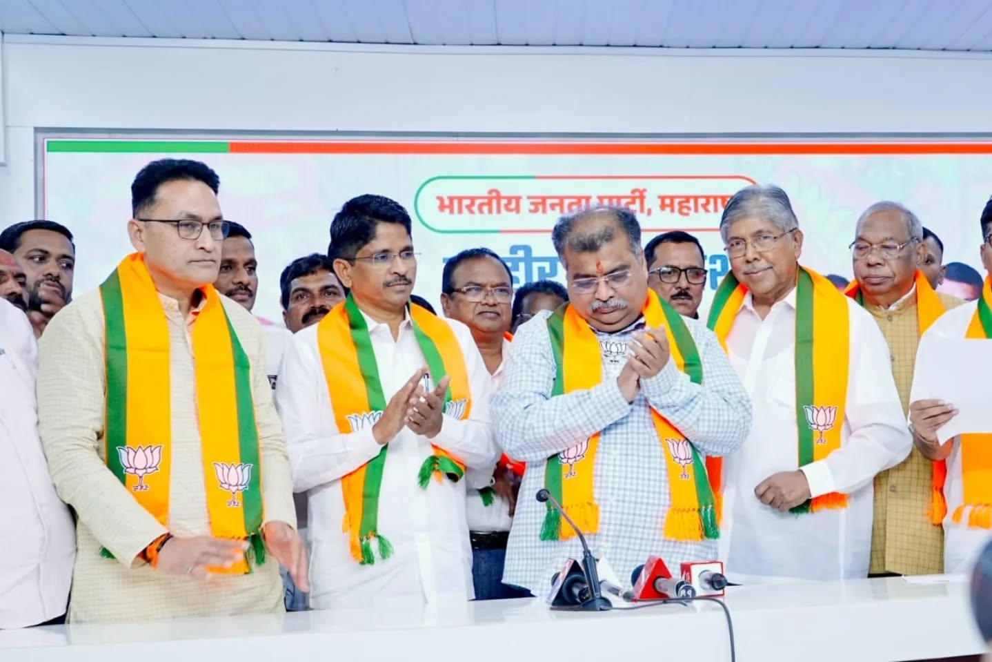 The leadership of Mangole in Sangli publicly joins the BJP